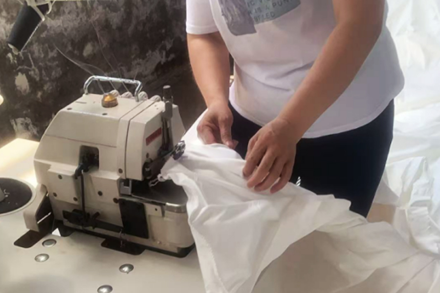 Zone de tête de couture de tissu gris de production d'usine de teinture