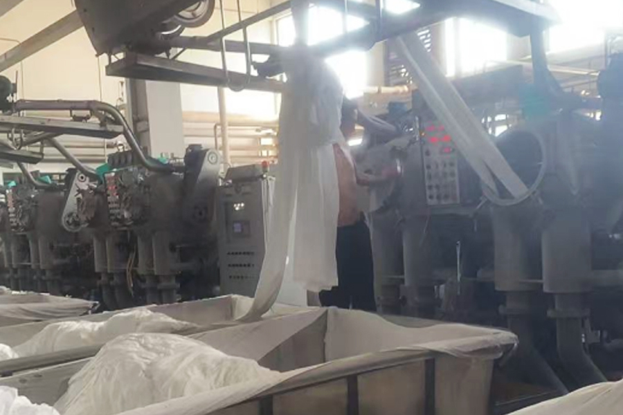 Teinture de tissu gris de production en usine dans le cylindre