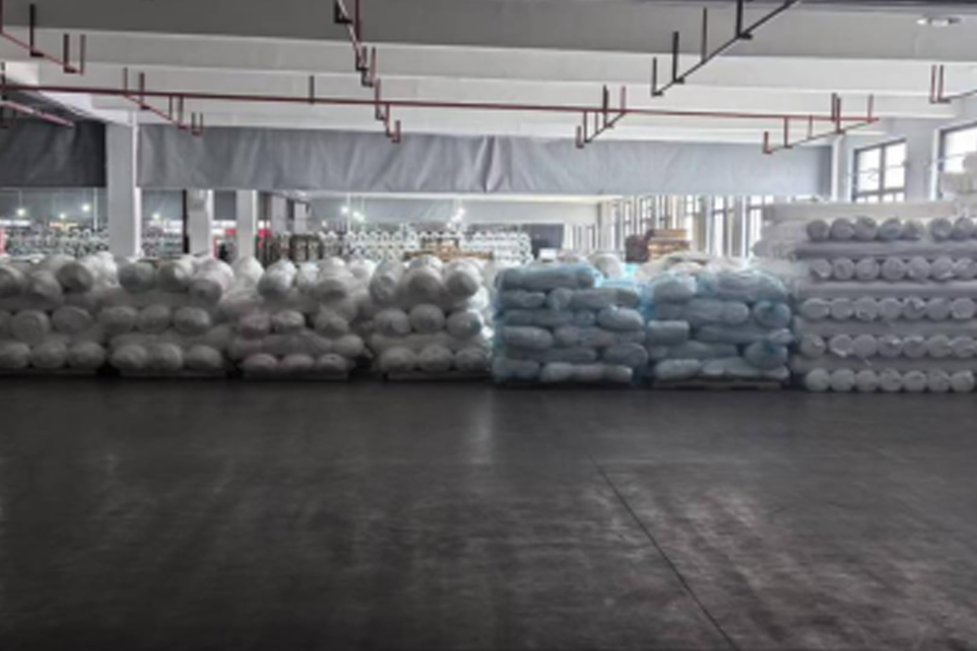 Zone de placement des produits finis en production de tissus gris